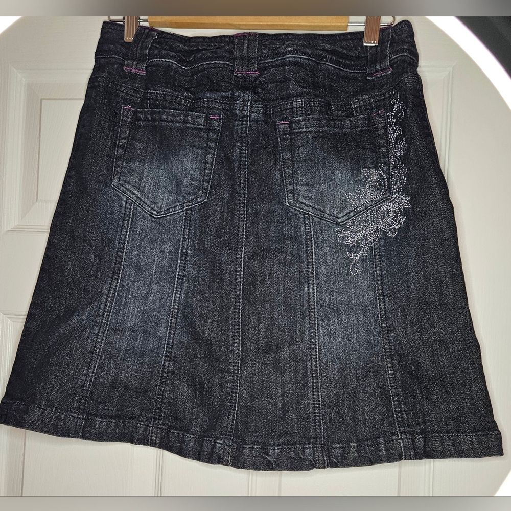 Cute Smart Set Dark Blue Washed Denim Midi Skirt with Embroidered Accent. Size 5